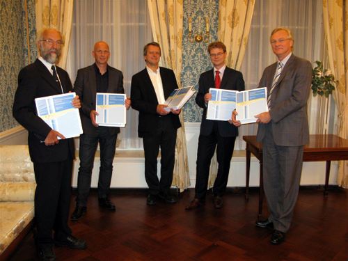 Alle aanwezigen bij de aanbieding van het bodemdalingsrapport 2011. Vlnr: Jaap de Vlas, Nico Oud, Hessel Speelman Bart van de Lemput en Barend Botter