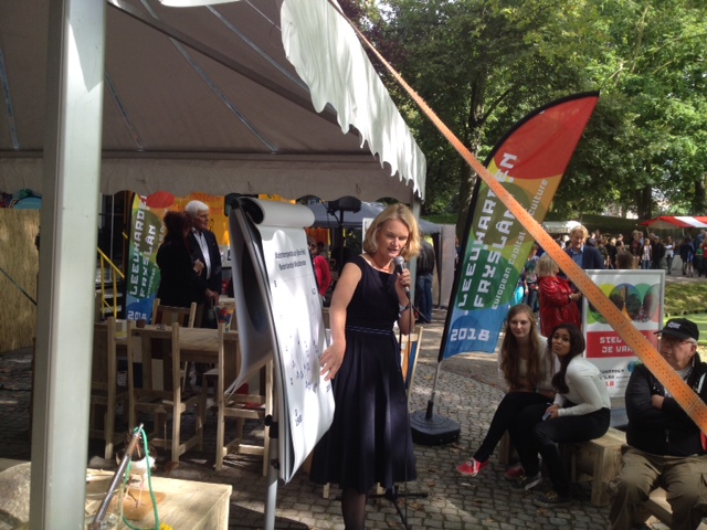 Katja Philippart tijdens de lezing op de uitmarktin Leeuwarden.