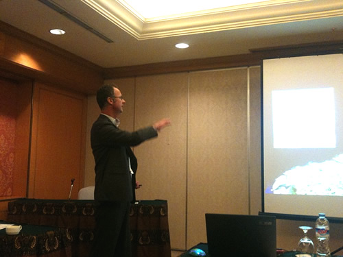 [Translate to english:] Klaas Deen tijdens de presentatie in Jakarta