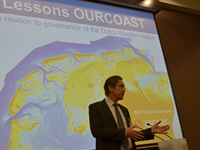 [Translate to english:] Rob Steijn (Arcadis) presenteert de resultaten van het OURCOAST rapport