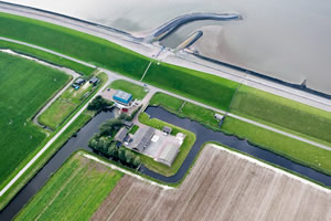 Roptazijl, één van de belangrijkste intrekpunten van Driedoornige stekelbaars en glasaal langs de waddenkust is een monitoringlocaties. Foto: https://beeldbank.rws.nl, Rijkswaterstaat / Joop van Houdt.