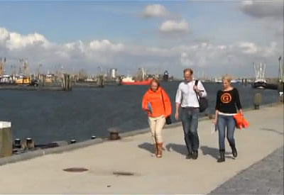 Tim van Oijen met de twee wadreporters Annika en Suszan in de haven van Lauwersoog