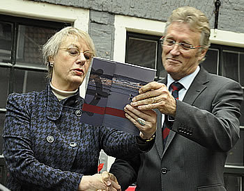 Tijdens het zevende symposium van de Waddenacademie bood Margreet de Boer (voorzitter van de Raad voor de Wadden) het adviesrapport aan aan John Jorritsma (CdK provincie Fryslân)